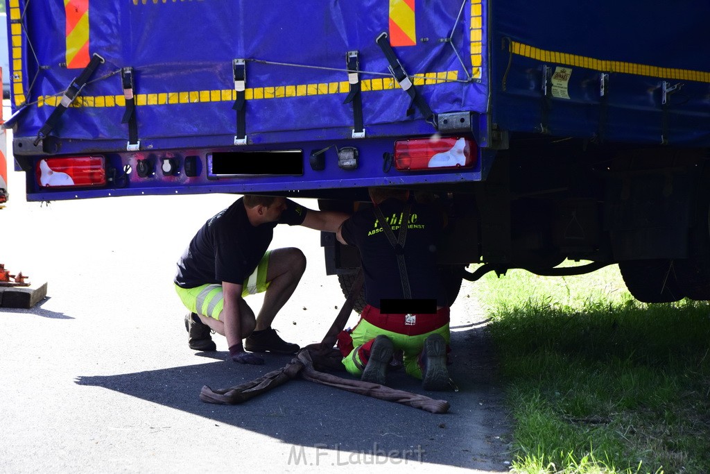 LKW in Boeschung A 3 Rich Frankfurt Hoehe Roesrath Lohmar P189.JPG - Miklos Laubert